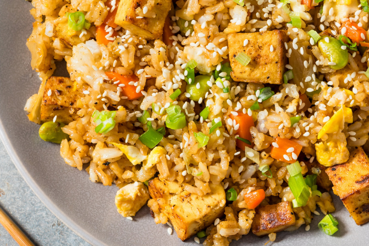 Riz brun frit au tofu  et aux légumes