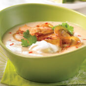 Potage aux pommes et au chou-fleur garni de poulet