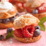 Profiteroles aux petits fruits frais